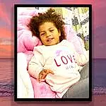 Joue, Picture Frame, Facial Expression, Happy, Sleeve, Flash Photography, Gesture, Rectangle, Rose, Bambin, Baby & Toddler Clothing, Magenta, Electronic Device, Technology, Enfant, T-shirt, Room, Art, Personne, Joy