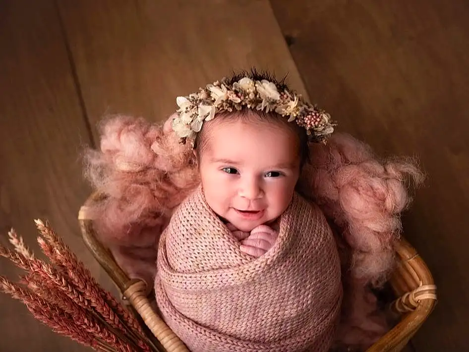 Visage, Sourire, Yeux, Flash Photography, Sleeve, Happy, Baby & Toddler Clothing, Bambin, Baby, Embellishment, Headpiece, Headband, Jewellery, Hair Accessory, Enfant, Event, Fashion Accessory, Pattern, Picture Frame, Darkness