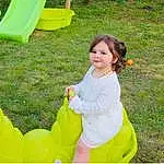 Photograph, Green, People In Nature, Yellow, Herbe, Sourire, Happy, Leisure, Bambin, Fun, Recreation, Plante, Baby & Toddler Clothing, Aire de jeux, Chute, Enfant, Event, Assis, Play, Garden, Personne, Joy