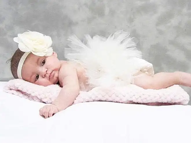 Yeux, Sourire, Dress, Comfort, Flash Photography, Happy, Chapi Chapo, Baby & Toddler Clothing, Baby, Headpiece, Linens, Bambin, Headband, Bridal Accessory, Poil, Fashion Accessory, Hair Accessory, Bedding, Assis, Feather, Personne