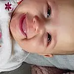 Forehead, Visage, Nez, Sourire, Joue, Peau, Lip, Chin, Hand, Bras, Yeux, Mouth, Blanc, Human Body, Baby & Toddler Clothing, Neck, Sleeve, Happy, Iris, Dress, Personne, Joy