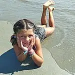 Eau, Sourire, Hand, Bras, People On Beach, People In Nature, Natural Environment, Happy, Gesture, Finger, Plage, Leisure, Thigh, Lake, Fun, Elbow, Voyages, Human Leg, Enfant, Personne, Joy