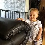 Jambe, Comfort, Couch, Black, Sourire, Thigh, Studio Couch, Baby & Toddler Clothing, Beauty, Lap, Human Leg, Knee, Bambin, Foot, Barefoot, Assis, Room, Leather, Living Room, Personne, Joy