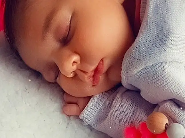 Nez, Joue, Peau, Lip, Hand, Photograph, Facial Expression, Mouth, Blanc, Comfort, Cloud, Baby Sleeping, Textile, Baby & Toddler Clothing, Baby, Happy, Finger, Personne