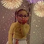 Lunettes, Fireworks, Photograph, Blanc, Light, Lighting, Happy, Arbre, Yellow, Ciel, People, Fun, Holiday, Beauty, Event, Midnight, Recreation, Bambin, Space, Personne