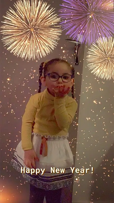 Lunettes, Fireworks, Photograph, Blanc, Light, Lighting, Happy, Arbre, Yellow, Ciel, People, Fun, Holiday, Beauty, Event, Midnight, Recreation, Bambin, Space, Personne