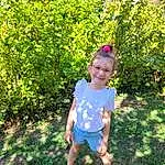 Sourire, Plante, People In Nature, Happy, Herbe, Baby & Toddler Clothing, Shorts, Arbre, Bambin, Meadow, Leisure, Grassland, Fun, Pelouse, Electric Blue, Recreation, T-shirt, Magenta, Garden, Shrub, Personne, Joy