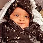 Visage, Joue, Peau, Head, Sourire, VÃªtements dâ€™extÃ©rieur, Yeux, Facial Expression, Blanc, Sleeve, Happy, Collar, Bambin, Cool, Baby, Jacket, Fun, Enfant, Baby & Toddler Clothing, People In Nature, Personne, Headwear