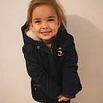 Visage, Hair, Joue, Head, Sourire, Shoe, Yeux, Neck, Sleeve, Debout, Gesture, Bois, Bambin, Knee, Baby & Toddler Clothing, Happy, Flash Photography, Jacket, Personne, Joy