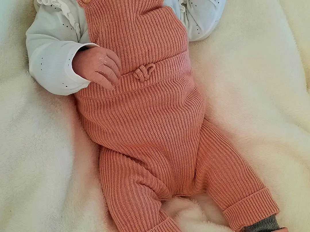 Peau, Comfort, Baby, Baby Sleeping, Gesture, Rose, Finger, Baby & Toddler Clothing, Sleeve, Bambin, Thumb, Linens, Nail, Baby Products, Foot, Peach, Enfant, Pattern, Flesh, Bedtime