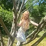 Plante, Sourire, Arbre, Branch, People In Nature, Bois, Trunk, Happy, Herbe, Woody Plant, Leisure, Long Hair, Twig, ForÃªt, Fun, Ciel, Thigh, Waist, Woodland, Personne, Joy