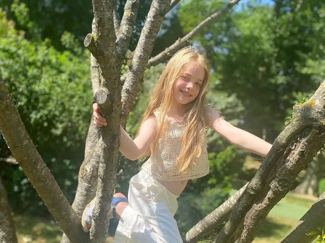 Plante, Sourire, Arbre, Branch, People In Nature, Bois, Trunk, Happy, Herbe, Woody Plant, Leisure, Long Hair, Twig, ForÃªt, Fun, Ciel, Thigh, Waist, Woodland, Personne, Joy