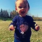 Sourire, Ciel, Head, Hand, Plante, Facial Expression, People In Nature, Leaf, Happy, Sleeve, Baballe, Baby & Toddler Clothing, Debout, Sunlight, Football, Gesture, Finger, Herbe, Arbre, Bambin, Personne