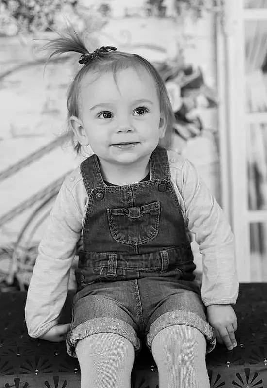 Peau, Sourire, Yeux, Blanc, Jambe, Flash Photography, Fashion, Happy, Iris, Black-and-white, Style, Fun, Cool, Bambin, Baby & Toddler Clothing, Herbe, Summer, Monochrome, Baby, Noir & Blanc, Personne, Joy