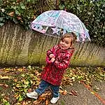 VÃªtements dâ€™extÃ©rieur, Umbrella, Plante, People In Nature, Botany, Leaf, Herbe, Bambin, Woody Plant, Arbre, Leisure, Tints And Shades, Beauty, Enfant, Fashion Accessory, Deciduous, Fun, Pattern, Garden, Road Surface, Personne