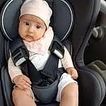 Blanc, Comfort, Seat Belt, Baby, Headgear, Bambin, Car Seat, Car Seat Cover, Enfant, Service, Head Restraint, Auto Part, Baby Carriage, Baby & Toddler Clothing, Baby In Car Seat, Baby Safety, Assis, Baby Products, Vehicle Door, Personne, Headwear