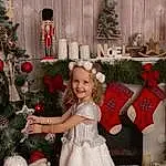NoÃ«l, Christmas Decoration, Event, Fleur, Christmas Tree, Decor, Holiday, Christmas Ornament, Tradition, Plante, Home, Arbre, Ceremony, Fille, Personne, Joy