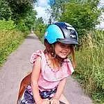 Sourire, Helmet, Bicycles--equipment And Supplies, Cloud, Ciel, Bicycle Helmet, Plante, Shorts, Happy, Outdoor Recreation, Headgear, Leisure, Arbre, People In Nature, Personal Protective Equipment, Recreation, Voyages, Electric Blue, Bambin, Fun, Personne, Joy, Headwear