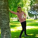 Plante, Green, People In Nature, Arbre, Gesture, Herbe, Happy, Shade, Leisure, Tints And Shades, Sourire, Recreation, Meadow, Pelouse, Grassland, Fun, Trunk, Balance, Enfant, Garden, Personne, Joy