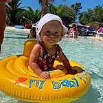 Eau, Baby Float, Ciel, Sourire, Tubing, Outdoor Recreation, Leisure, Fun, Happy, Bambin, Arbre, Summer, Swimming Pool, Recreation, Personal Protective Equipment, Enfant, Goggles, Inflatable, Event, Nonbuilding Structure, Personne