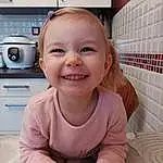 Sourire, Joue, Peau, Chin, Facial Expression, Sleeve, Debout, Gas Stove, Gesture, Baby & Toddler Clothing, Kitchen Appliance, Happy, Bambin, Kitchen Stove, Thumb, T-shirt, Cooktop, Personne, Joy