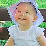 Peau, Head, Sourire, Lip, Chin, Green, Plante, Chapi Chapo, Sleeve, Cap, Happy, Headgear, Baby & Toddler Clothing, Cool, Bambin, Herbe, Summer, People, Baby, Leisure, Personne, Joy