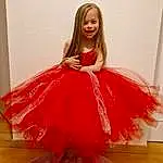 Sourire, Shoulder, One-piece Garment, Dress, Sleeve, Day Dress, Bridal Party Dress, Rose, Embellishment, Gown, Fashion Design, Waist, Happy, Formal Wear, Bambin, Ruffle, Baby & Toddler Clothing, Event, Long Hair, Personne, Joy
