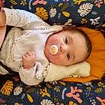 Joue, Peau, Head, Yeux, Facial Expression, Baby & Toddler Clothing, Comfort, Sleeve, Baby, Bambin, Sourire, Happy, Enfant, Pattern, Bois, Baby Products, Linens, Nail, Peach, Portrait Photography, Personne