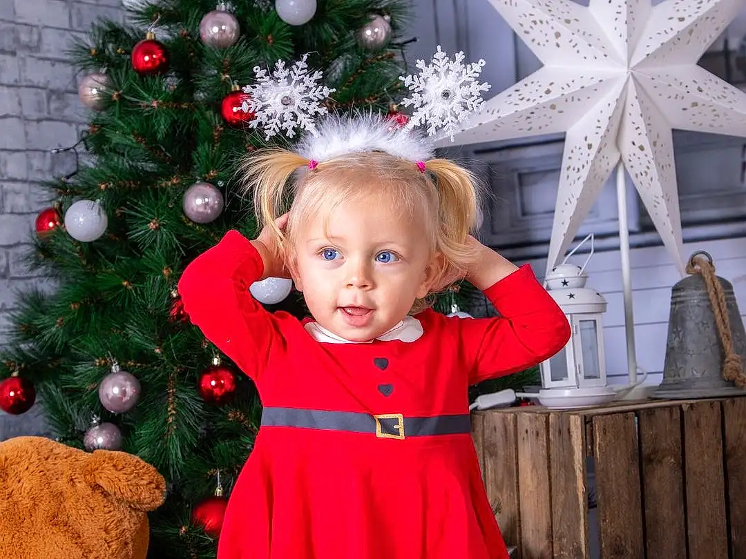 Christmas Tree, Photograph, Christmas Ornament, Facial Expression, Blanc, Human Body, Debout, Holiday Ornament, Plante, Rose, Dress, Christmas Decoration, Happy, Faon, Red, Ornament, Bambin, People, Evergreen, Baby & Toddler Clothing, Personne