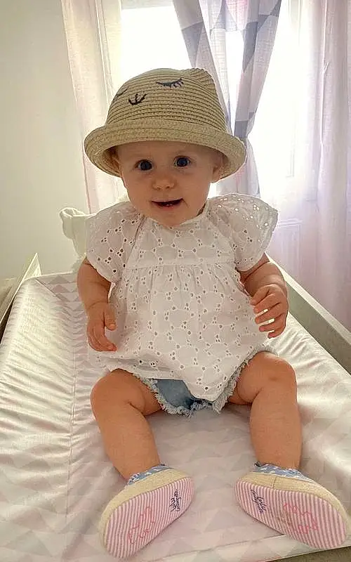 Joue, Blanc, Jambe, Dress, Baby & Toddler Clothing, Sleeve, Rose, Curtain, Sun Hat, Headgear, Chapi Chapo, Baby, Cap, Bambin, Sock, Sourire, Pattern, Baby Products, Fashion Accessory, Embellishment, Personne, Headwear
