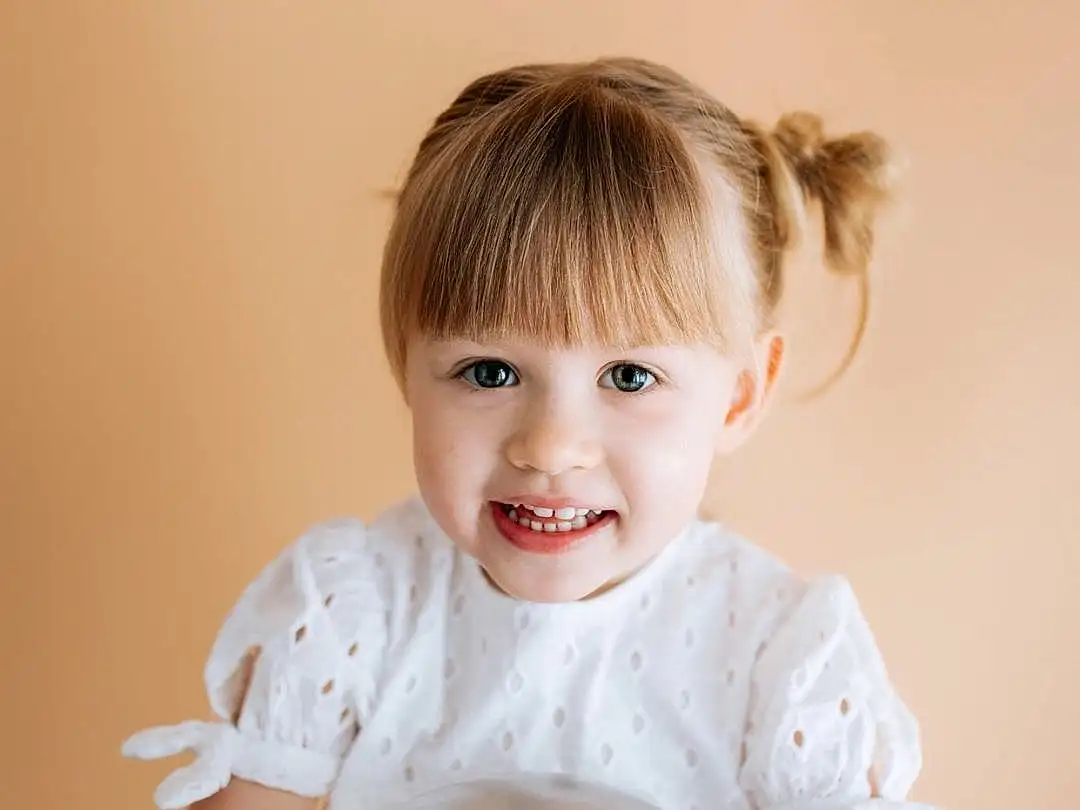 Nez, Joue, Peau, Lip, Sourire, Chin, Shoulder, Eyebrow, Yeux, Neck, Human Body, Baby & Toddler Clothing, Flash Photography, Dress, Sleeve, Happy, Iris, Gesture, Bambin, Baby, Personne, Joy