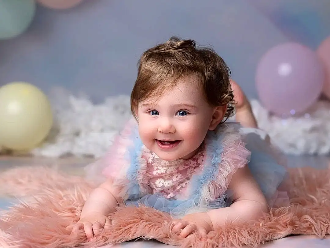 Hair, Peau, Sourire, Coiffure, Photograph, Facial Expression, Blanc, Happy, Flash Photography, Textile, Dress, Rose, Balloon, Baby, Bambin, Fun, Baby & Toddler Clothing, Leisure, Enfant, Beauty, Personne, Joy