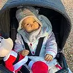 Baby Carriage, Jacket, Baby, Bambin, Comfort, FenÃªtre, Vrouumm, Enfant, Baby Products, Herbe, Leisure, Arbre, Recreation, Fun, Assis, Car Seat, Hiver, Carmine, Jouets, Vacation