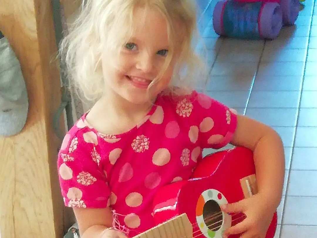 Sourire, Guitar Accessory, Sleeve, Musical Instrument, Dress, Debout, Rose, String Instrument Accessory, Baby & Toddler Clothing, Happy, Plucked String Instruments, Fun, String Instrument, Guitar, Magenta, Enfant, Bambin, Pattern, T-shirt, Assis, Personne, Joy