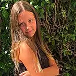 Lip, People In Nature, Fashion, Flash Photography, Herbe, Sunlight, Happy, Faon, Sourire, Long Hair, Step Cutting, Layered Hair, Blond, Brown Hair, Thigh, Surfer Hair, Plante, Arbre, Portrait Photography, Trunk, Personne, Joy