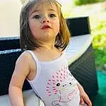 Peau, Coiffure, Facial Expression, Active Tank, Neck, Sleeve, Baby & Toddler Clothing, Happy, Leisure, Bambin, Fun, Summer, Recreation, Waist, Thigh, Trunk, Chest, Assis, Blond, T-shirt, Personne
