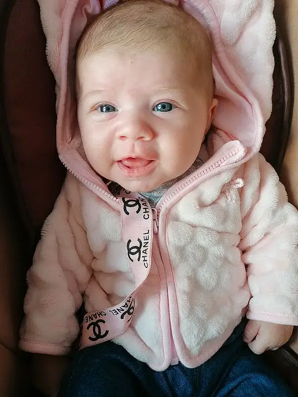 Nez, Joue, Peau, Head, Lip, Eyebrow, Yeux, Mouth, Baby & Toddler Clothing, Human Body, Neck, Sleeve, Flash Photography, Iris, Gesture, Finger, Happy, Collar, Rose, Sourire, Personne