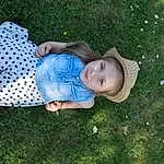 Leaf, Human Body, Baby & Toddler Clothing, Plante, Chapi Chapo, Herbe, People In Nature, Baby, Meadow, Bambin, Pelouse, Enfant, Electric Blue, Grassland, Arbre, Pattern, Fun, Assis, Sun Hat, Personne