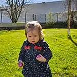 Plante, Ciel, People In Nature, Leaf, Baby & Toddler Clothing, Sleeve, Herbe, Arbre, Happy, Bambin, Grassland, Meadow, Fun, Pattern, Pelouse, Enfant, Shrub, Fence, Play, Personne