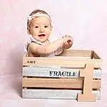 Sourire, Bois, Happy, Eyelash, Rectangle, Jouets, Baby & Toddler Clothing, Baby, Hardwood, Packing Materials, Bambin, Enfant, Assis, Box, Font, Table, Foot, Paper Product, Baby Playing With Toys, Room, Personne