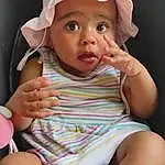 Nez, Joue, Peau, Lip, Hand, Bras, Yeux, Mouth, Human Body, Baby, Iris, Gesture, Finger, Comfort, Baby & Toddler Clothing, Bambin, Happy, Eyelash, Elbow, Thigh, Personne, Surprise, Headwear