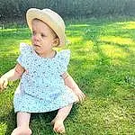 Plante, People In Nature, Baby & Toddler Clothing, Sleeve, Dress, Sun Hat, Herbe, Chapi Chapo, Grassland, Bambin, Happy, Fun, Groundcover, Meadow, Baby, Pattern, Pelouse, Enfant, Recreation, Personne, Headwear