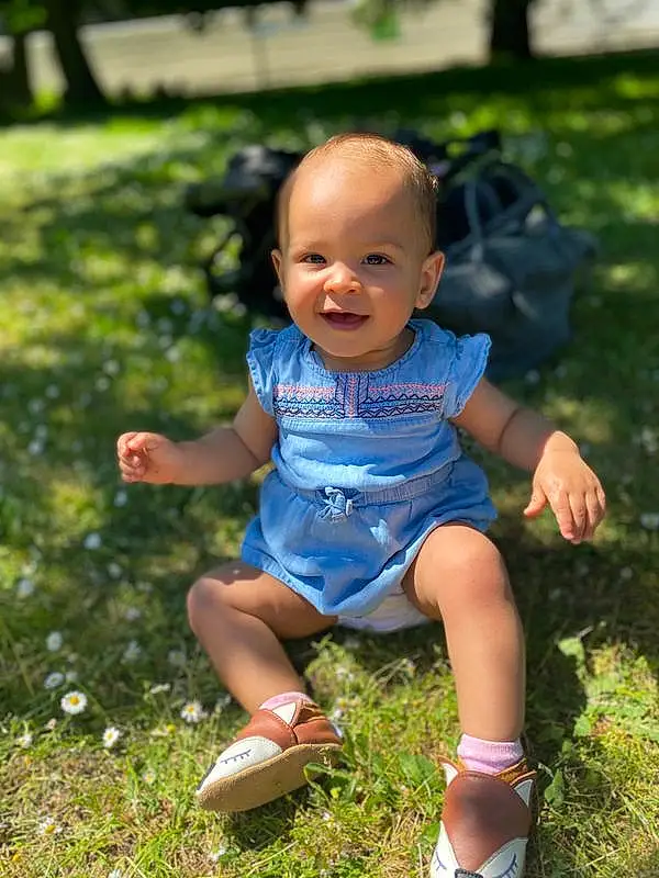 Peau, Sourire, Coiffure, Plante, Yeux, Facial Expression, People In Nature, Happy, Baby & Toddler Clothing, Herbe, Bambin, Leisure, Recreation, Summer, Baby, Fun, Electric Blue, Pelouse, Sandal, Human Leg, Personne, Joy