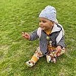 People In Nature, Leaf, Baby & Toddler Clothing, Sourire, Happy, Baby, Herbe, Bambin, Playing With Kids, Plante, Meadow, Grassland, Pelouse, Fun, Cap, Recreation, Chapi Chapo, Enfant, Personne, Headwear