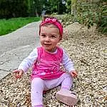 Visage, Sourire, Head, Plante, Yeux, People In Nature, Botany, Leaf, Cap, Baby & Toddler Clothing, Happy, Herbe, Arbre, Rose, Bambin, Sneakers, Leisure, Recreation, Fun, Landscape, Personne, Joy
