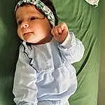 Visage, Joue, Peau, Head, Lip, Chin, Hand, Yeux, Blanc, Cap, Baby & Toddler Clothing, Sleeve, Textile, Gesture, Collar, Baby, Finger, Headgear, Bambin, Flash Photography, Personne, Headwear