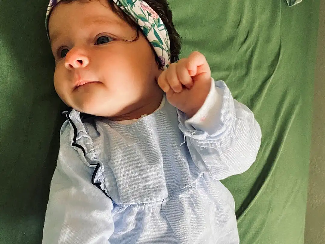Visage, Joue, Peau, Head, Lip, Chin, Hand, Yeux, Blanc, Cap, Baby & Toddler Clothing, Sleeve, Textile, Gesture, Collar, Baby, Finger, Headgear, Bambin, Flash Photography, Personne, Headwear