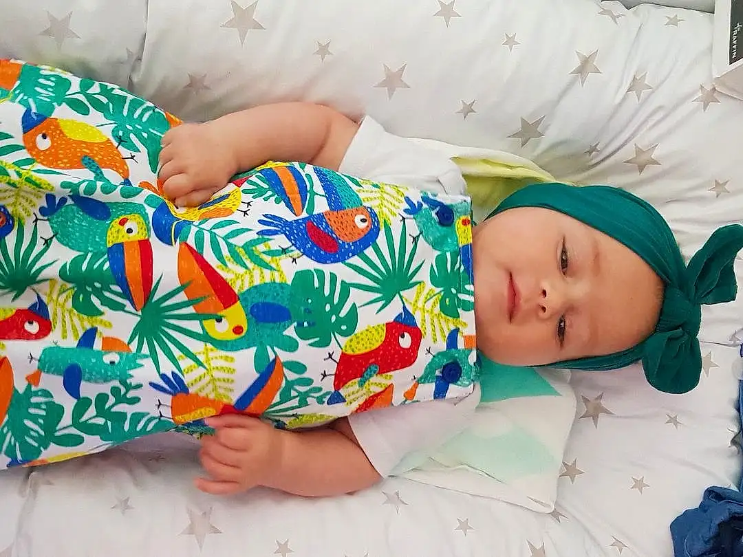 Peau, Joint, Comfort, Human Body, Textile, Sleeve, Couch, Finger, Baby & Toddler Clothing, Bambin, Baby, Enfant, Summer, Baby Sleeping, Linens, Happy, T-shirt, Chapi Chapo, Pattern, Personne, Headwear