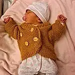 Peau, Comfort, Baby Sleeping, Human Body, Baby & Toddler Clothing, Sleeve, Gesture, Finger, Headgear, Thumb, Bambin, Baby, Wrist, Nail, Linens, Pattern, Baby Products, Wool, Bedding, Enfant, Personne, Headwear