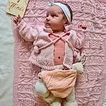 Hand, Textile, Sleeve, Bois, Chapi Chapo, Dress, Beige, Rose, Baby & Toddler Clothing, Headgear, Pattern, Linens, Peach, Tableware, Fashion Accessory, Craft, Enfant, Baby, Jewellery, Poil, Personne, Headwear